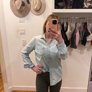 THE MOST COMFORTABLE SHIRT YOULL EVER OWN. Size M, JCrew Chambray Button Down